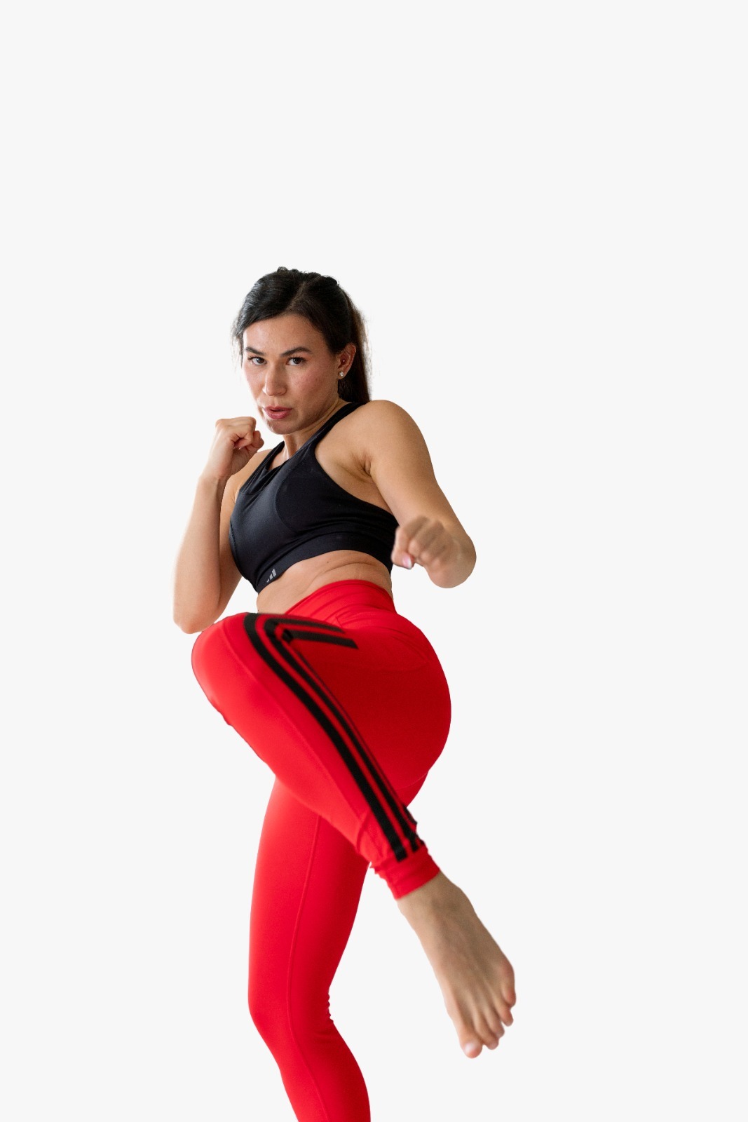 Sportlerin beim hohen Kick im Kickboxtraining