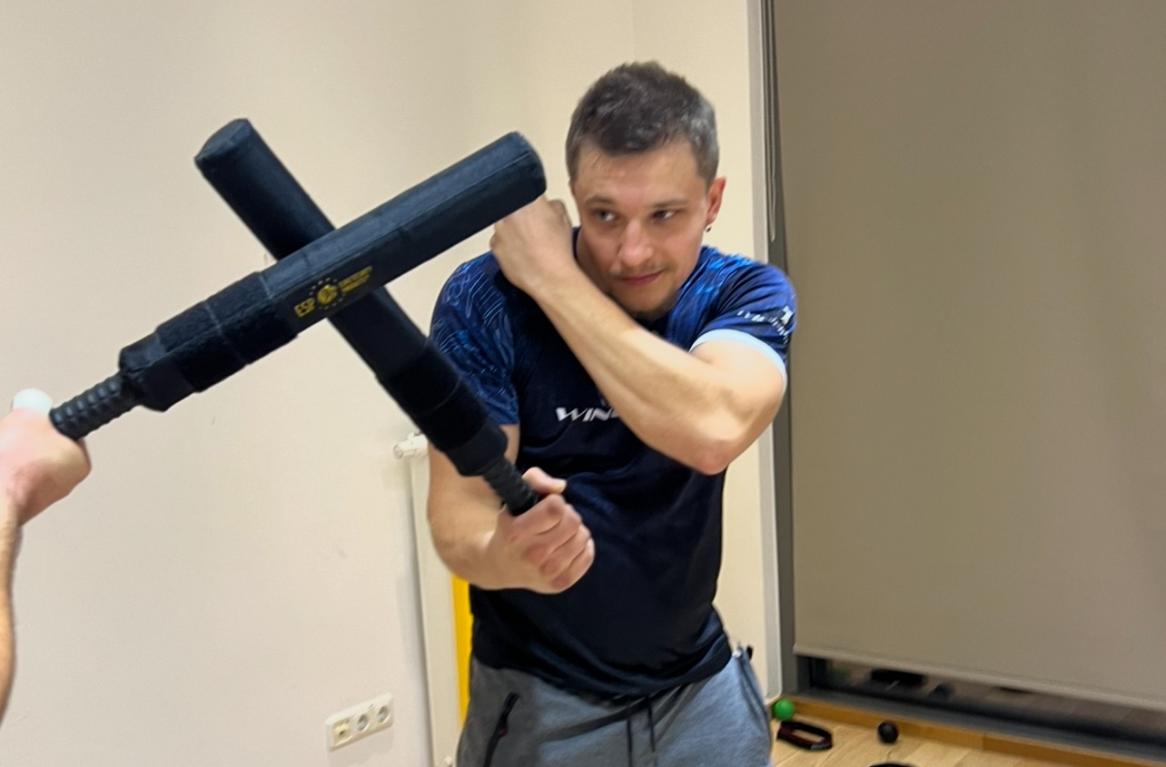 WingWeapon-Training mit gepolsterten Stöcken im Studio