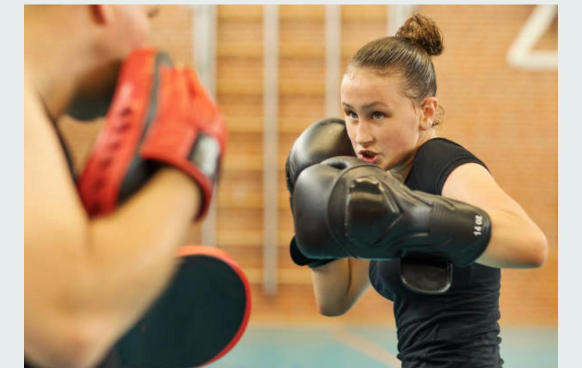 Boxtraining mit Pratzen und Boxhandschuhen