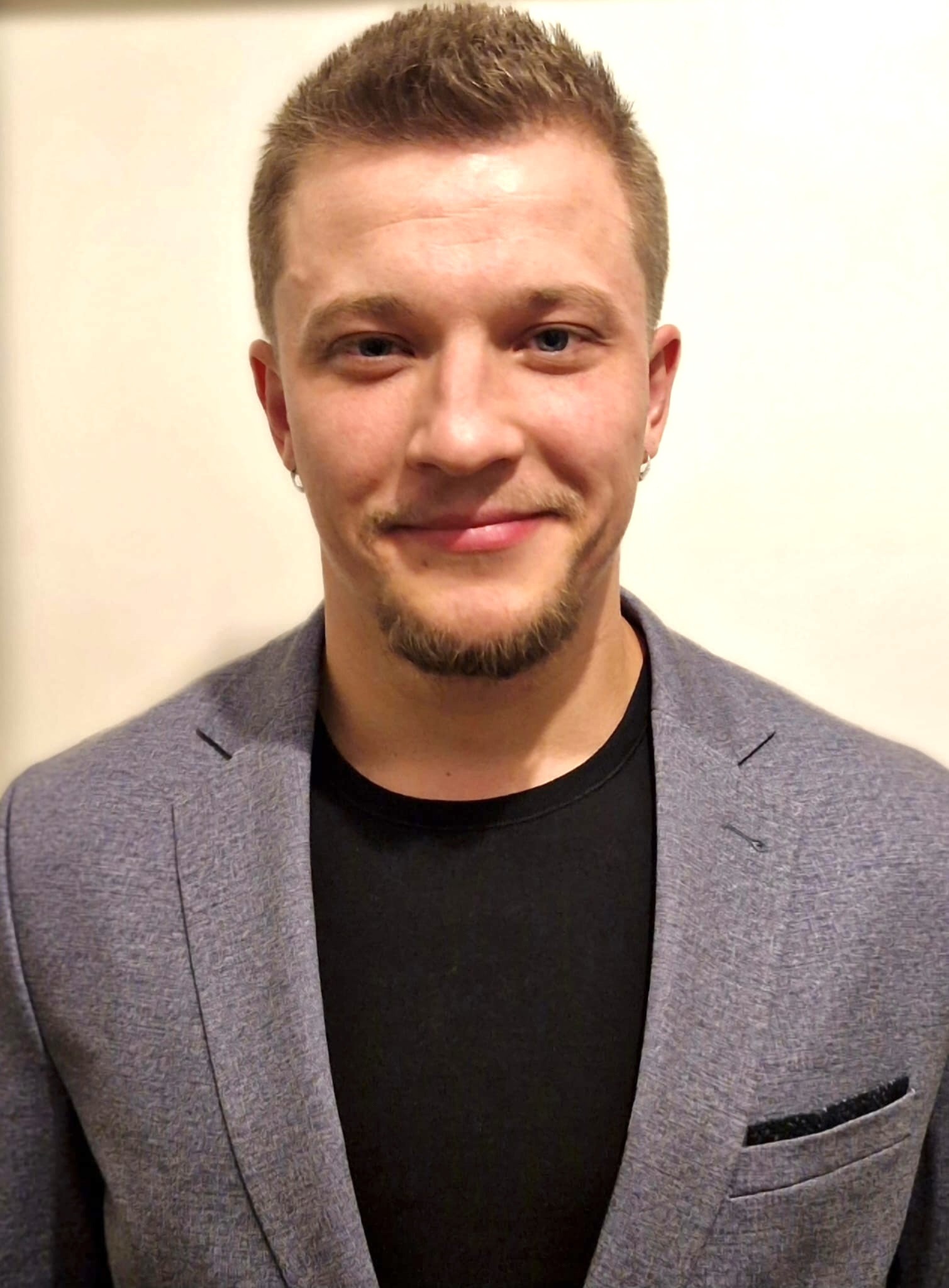 Portrait von Coach Joe Giebel im Anzug