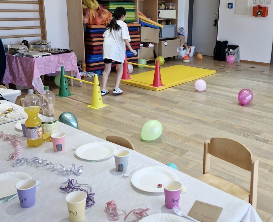 Kindergeburtstag mit Bewegungsparcours im Trainingsraum