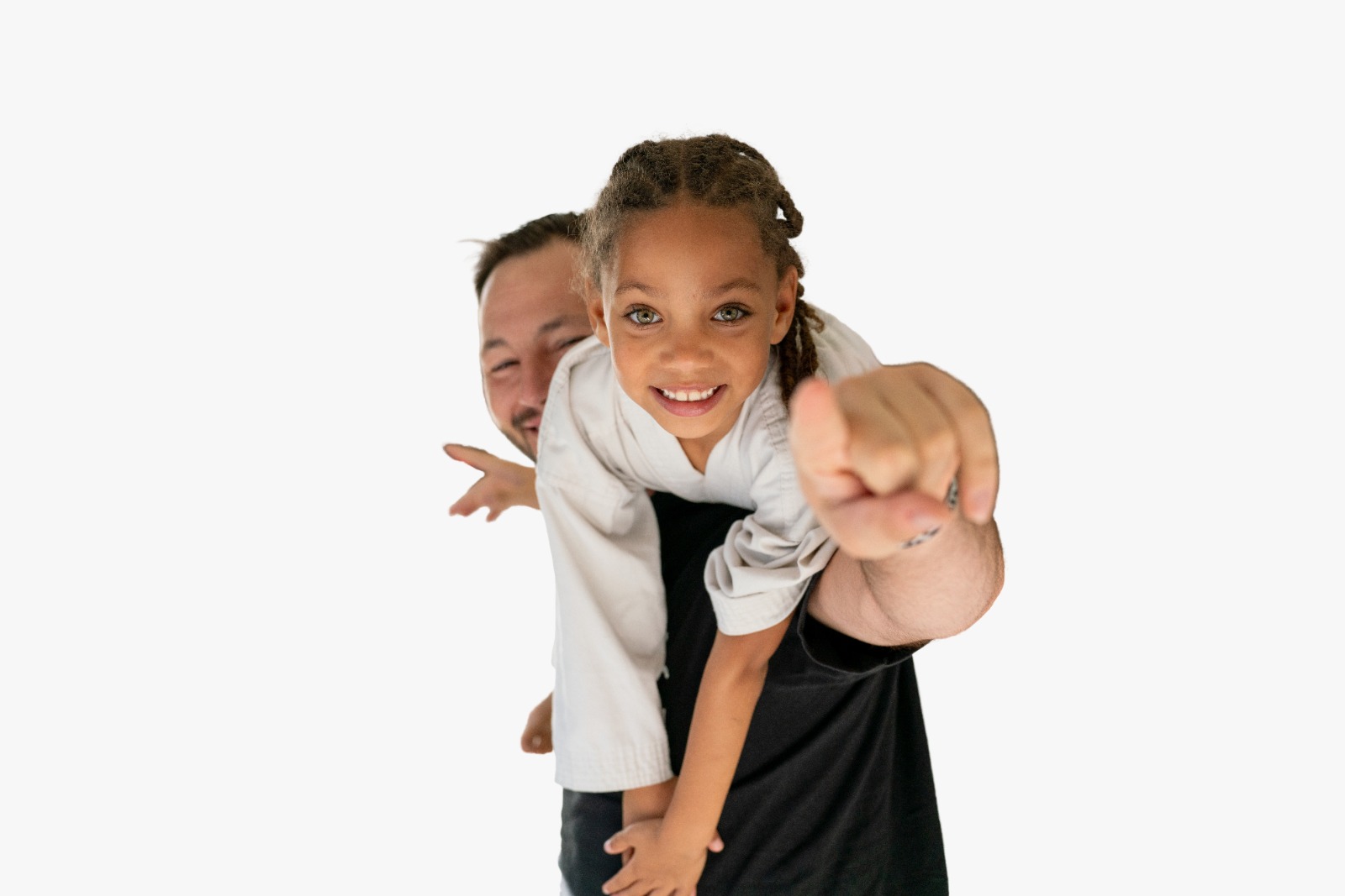 Trainer und Kinder beim gemeinsamen Kampfsporttraining