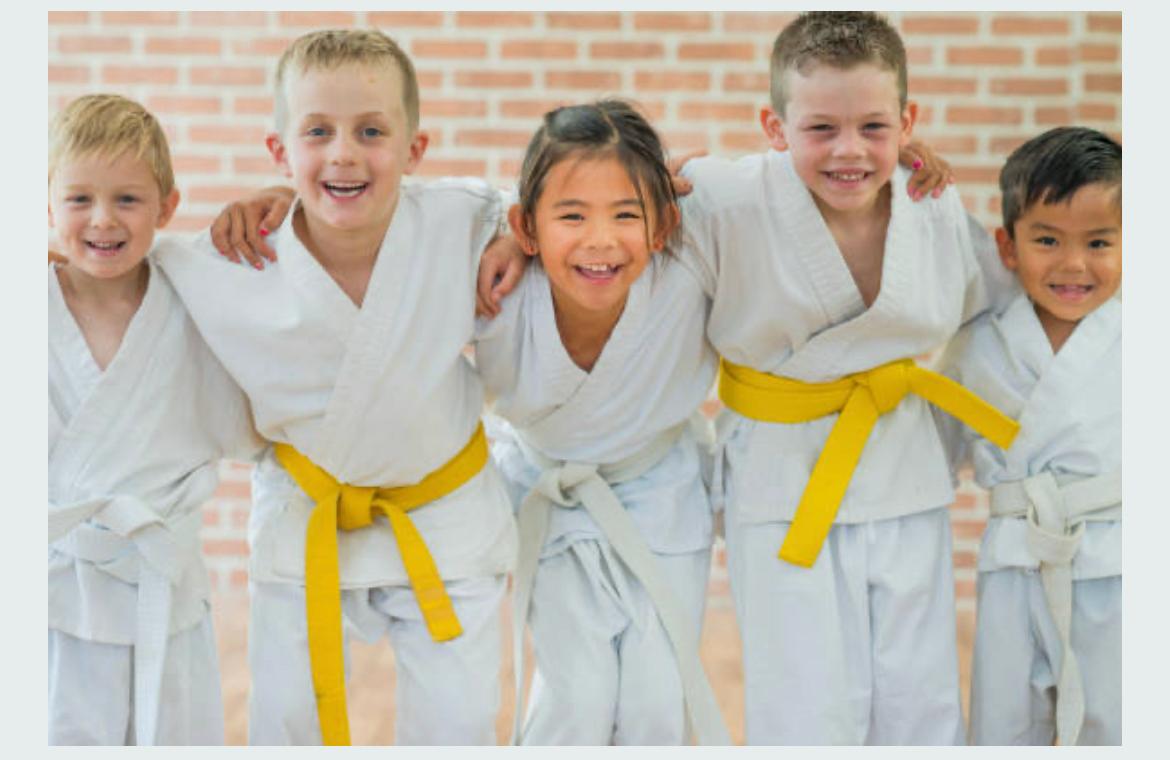 Kindergruppe beim altersgerechten Kampfsporttraining